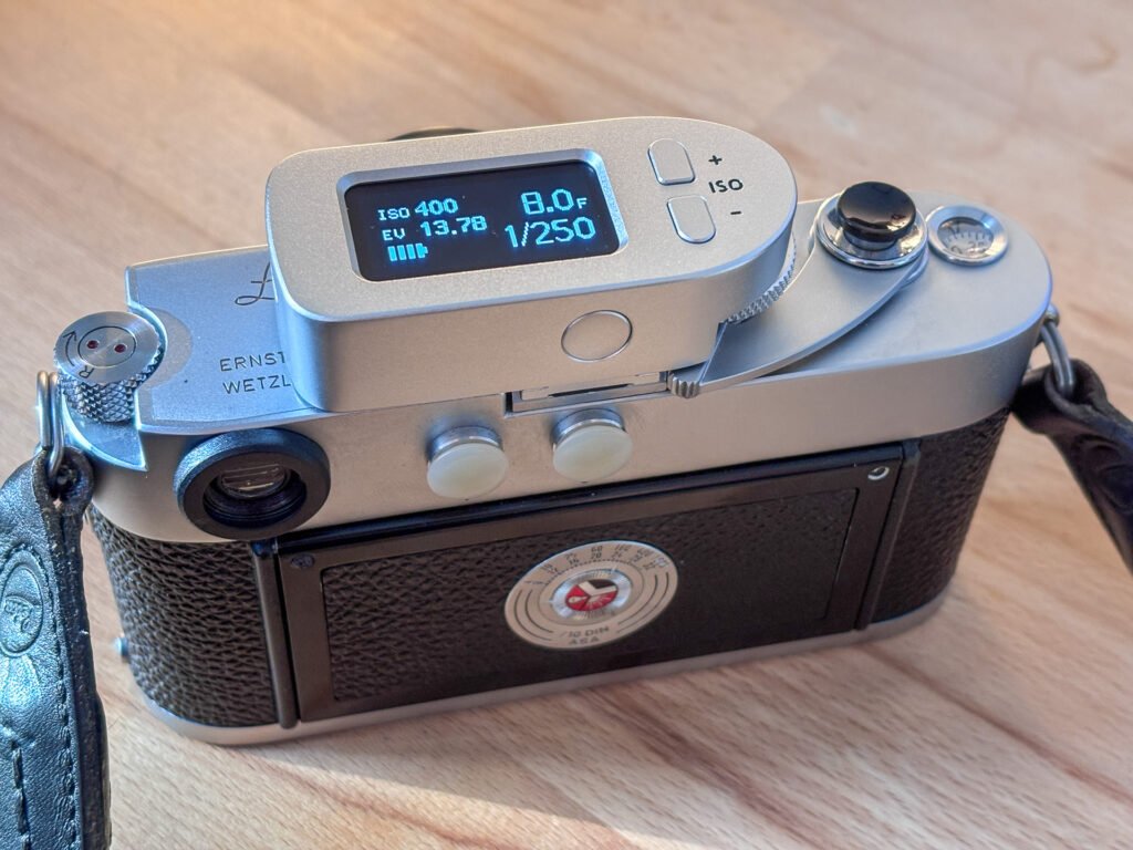 Affichage du Keks M-Meter en fonctionnement sur un Leica M3, avec lecture ISO, ouverture et vitesse