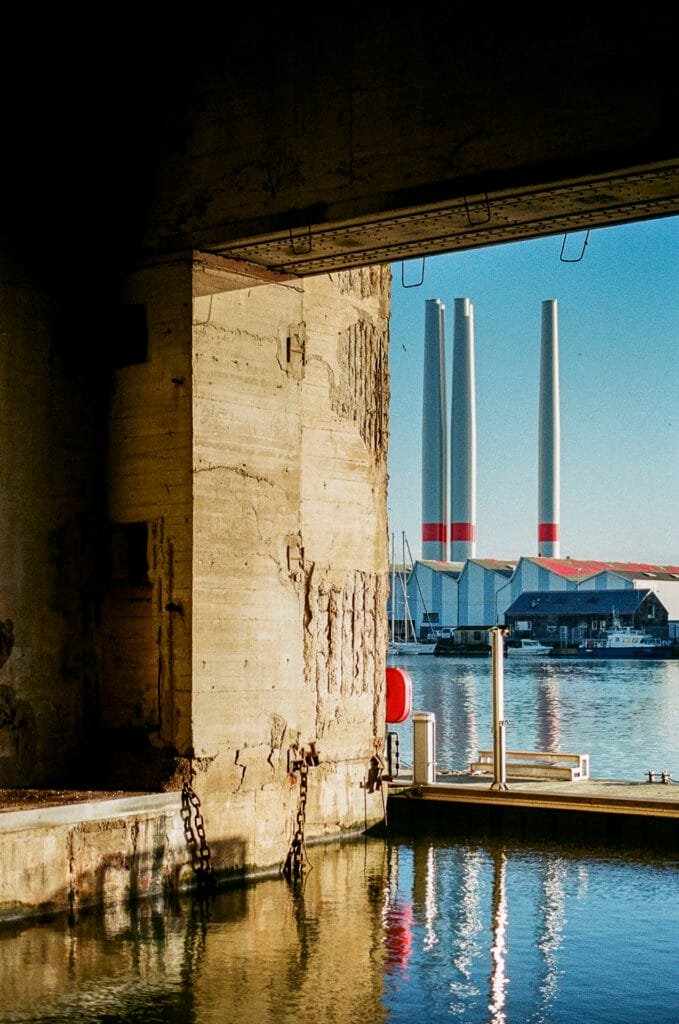 Vue sur les cheminées industrielles depuis l’intérieur de la base sous-marine de Saint-Nazaire, en lumière d’hiver.