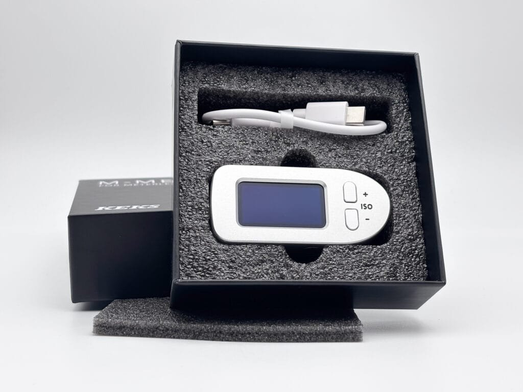 Cellule externe Keks M-Meter argentique présentée dans son boîtier avec câble de recharge USB-C