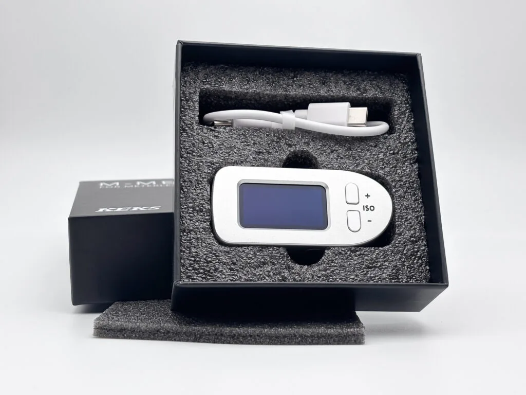 Cellule externe Keks M-Meter argentique présentée dans son boîtier avec câble de recharge USB-C