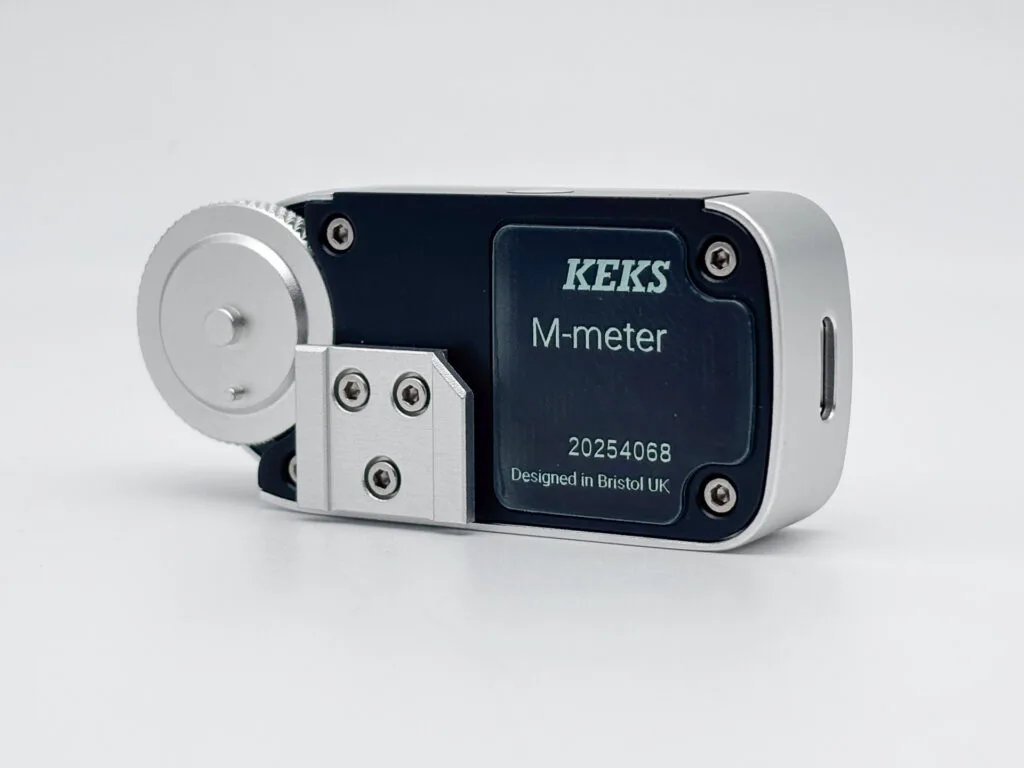 Cellule externe Keks M-Meter argentique vue de dessous avec marquage KEKS et griffe flash