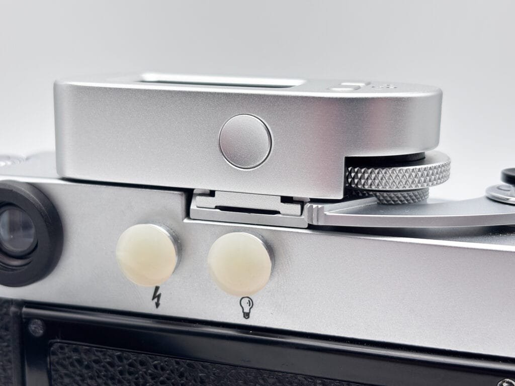 Cellule externe Keks M-Meter montée sur un Leica M3 argentique, vue arrière