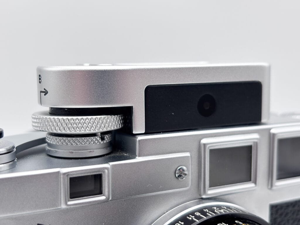 Cellule externe Keks M-Meter montée sur un Leica M3 argentique, vue de devant