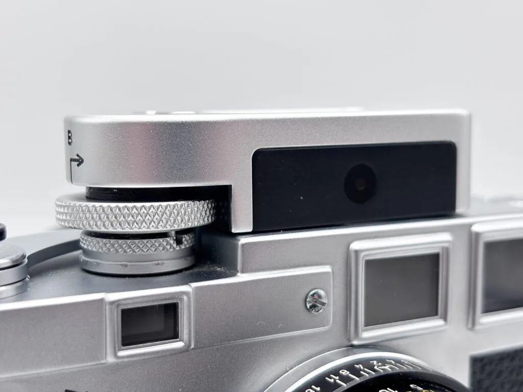 Cellule externe Keks M-Meter montée sur un Leica M3 argentique, vue de devant