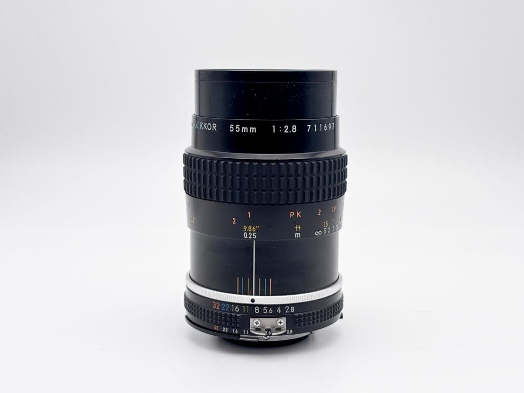Micro-Nikkor 55mm f/2.8 avec allongement du fût en mise au point macro à 0,25 m