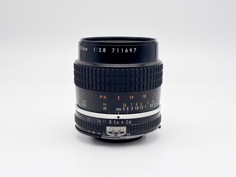 Objectif Nikon Micro-Nikkor 55mm f/2.8 vu de face sur fond clair