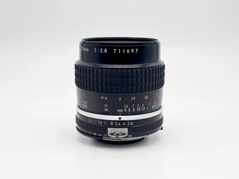 Objectif Nikon Micro-Nikkor 55mm f/2.8 vu de face sur fond clair