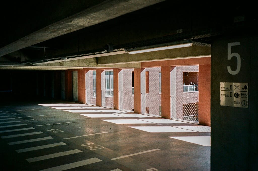 Lumière du soleil entrant dans le parking Gare Sud à Nantes, créant des bandes lumineuses sur le sol.