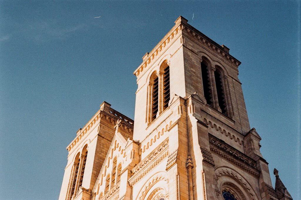 Tours de la basilique Saint-Donatien à Nantes éclairées par le soleil d’hiver.