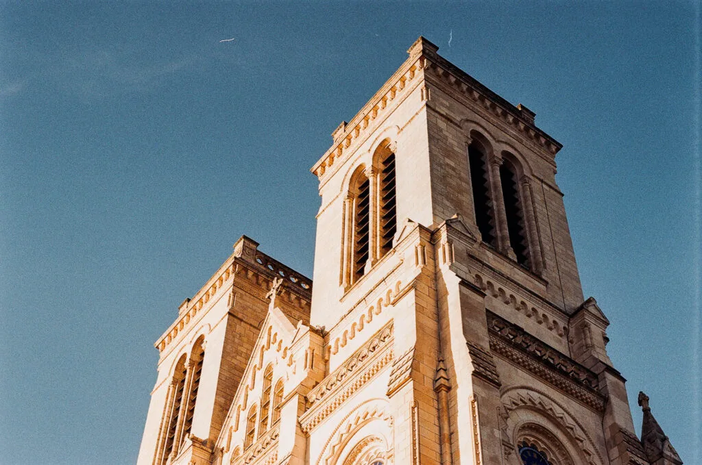 Tours de la basilique Saint-Donatien à Nantes éclairées par le soleil d’hiver.