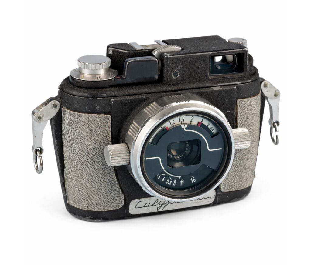 Premier appareil photo Calypso Phot conçu pour la photographie amphibie, présenté sur fond blanc en studio.