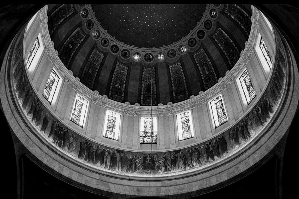 Dôme de l’église Notre-Dame-de-Bon-Port à Nantes vu depuis le sol, architecture circulaire et verrières en noir et blanc.