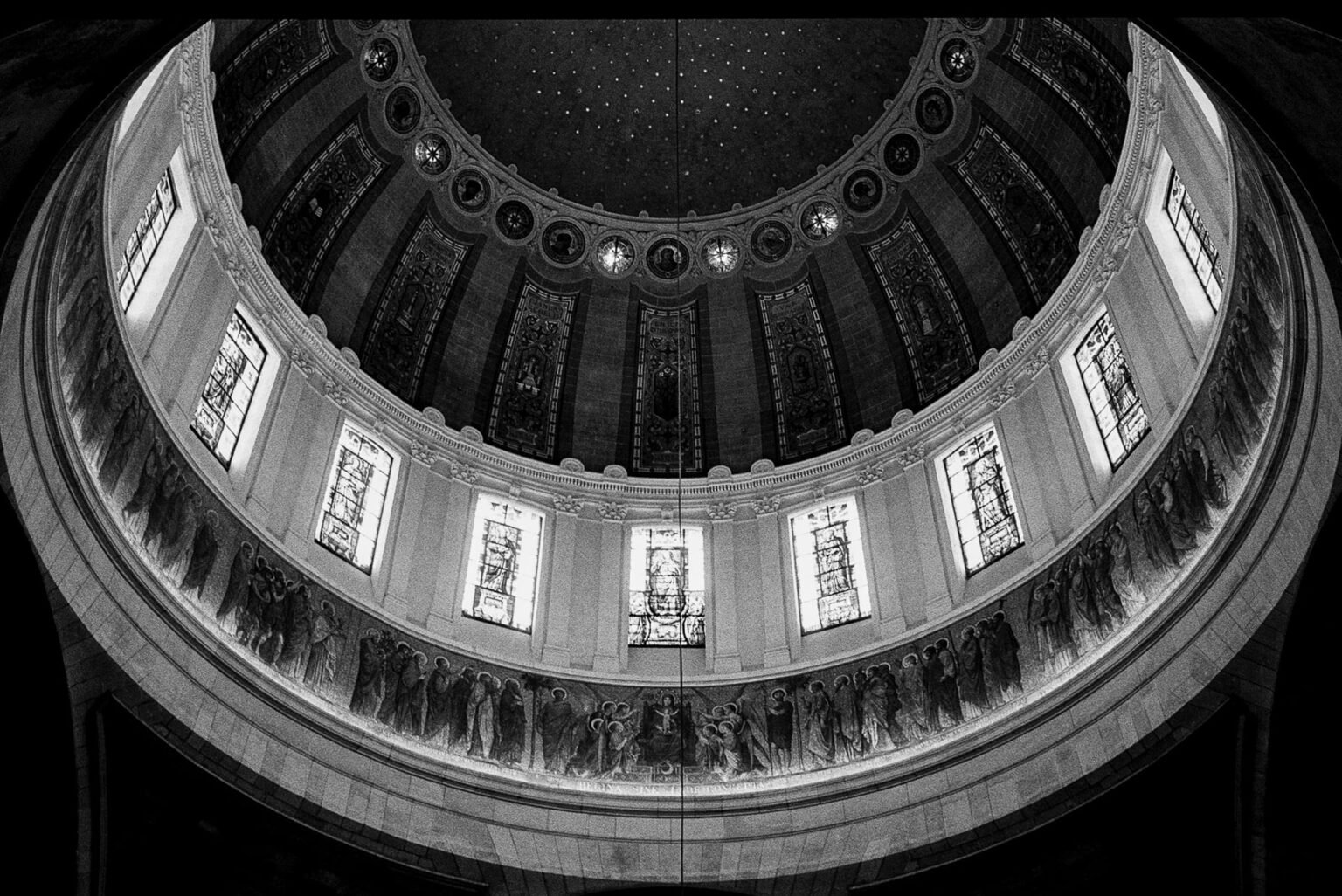 Dôme de l’église Notre-Dame-de-Bon-Port à Nantes vu depuis le sol, architecture circulaire et verrières en noir et blanc.