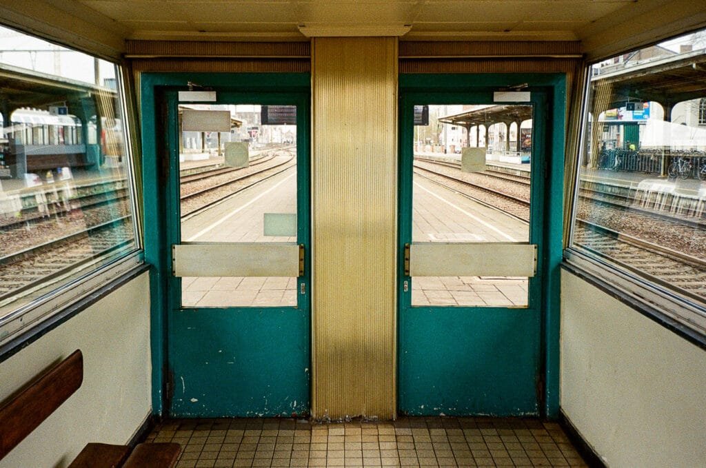 Portes vertes donnant sur les voies ferrées à la gare de Courtrai.