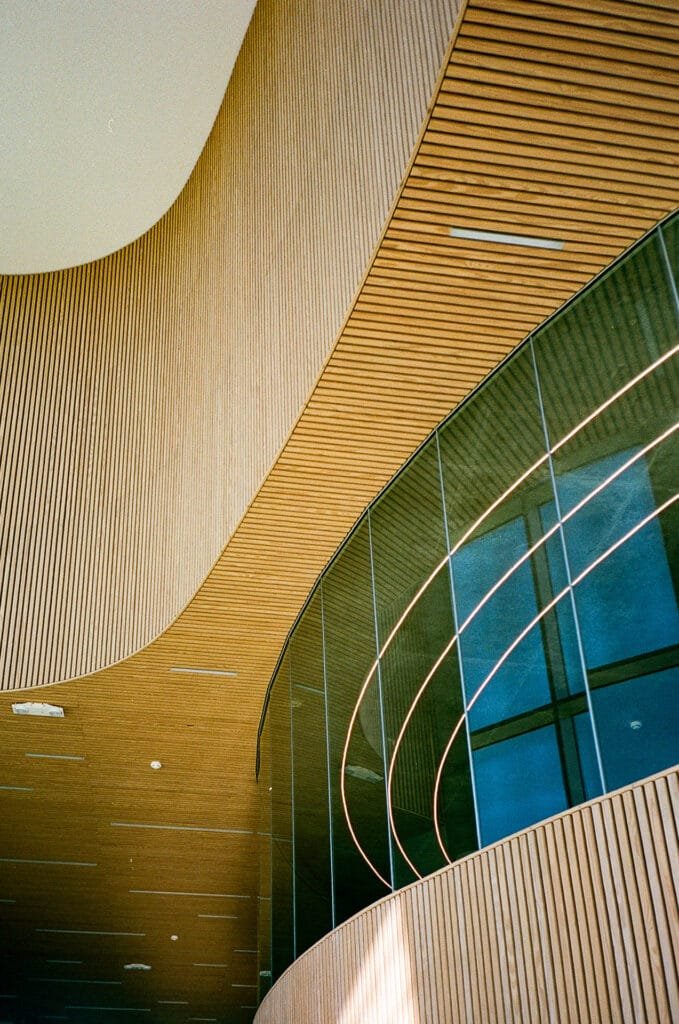 Détail architectural en bois et verre à la gare routière de Nantes, photographié en couleur.