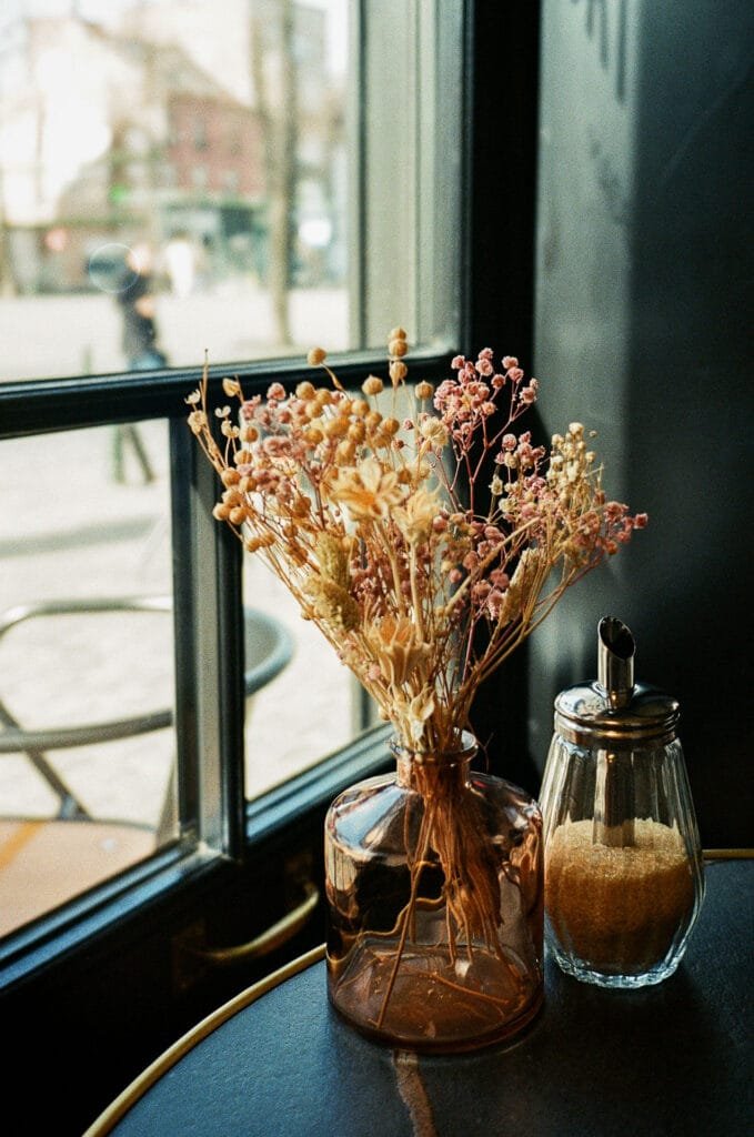 Vase de fleurs séchées posé près d’une fenêtre à l’hôtel Made in Catherine, place Sainte-Catherine à Bruxelles.