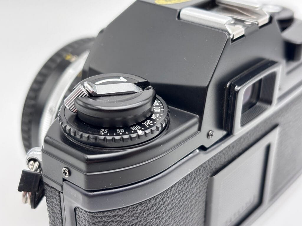 Détail de la molette de réglage ISO 25 à 1600 ASA sur le Nikon EM.