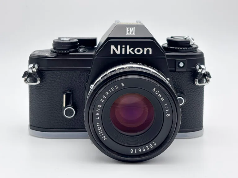 Nikon EM vu de face avec objectif Series E 50mm f/1.8 monté, reflex argentique compact de 1979.