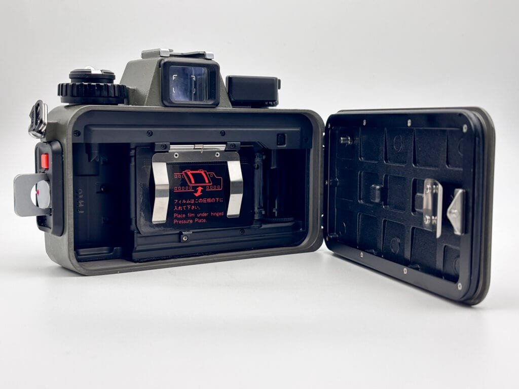Dos ouvert du Nikonos V montrant le compartiment film, la plaque presse-film et le joint d’étanchéité.