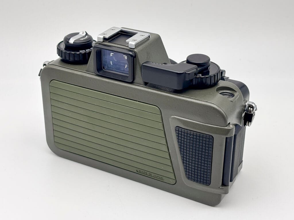Dos du Nikonos V avec viseur optique et commandes supérieures visibles.