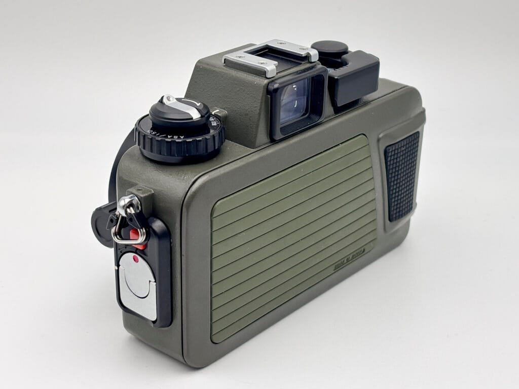 Vue arrière du Nikonos V montrant le système d’ouverture et de verrouillage du dos.