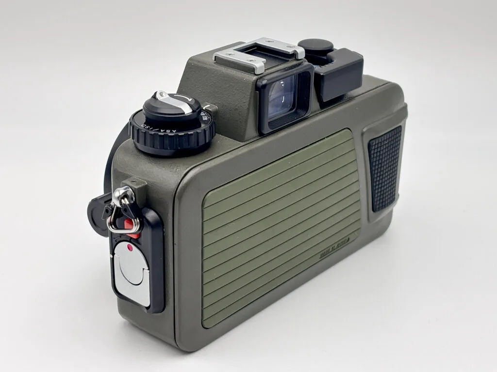 Vue arrière du Nikonos V montrant le système d’ouverture et de verrouillage du dos.