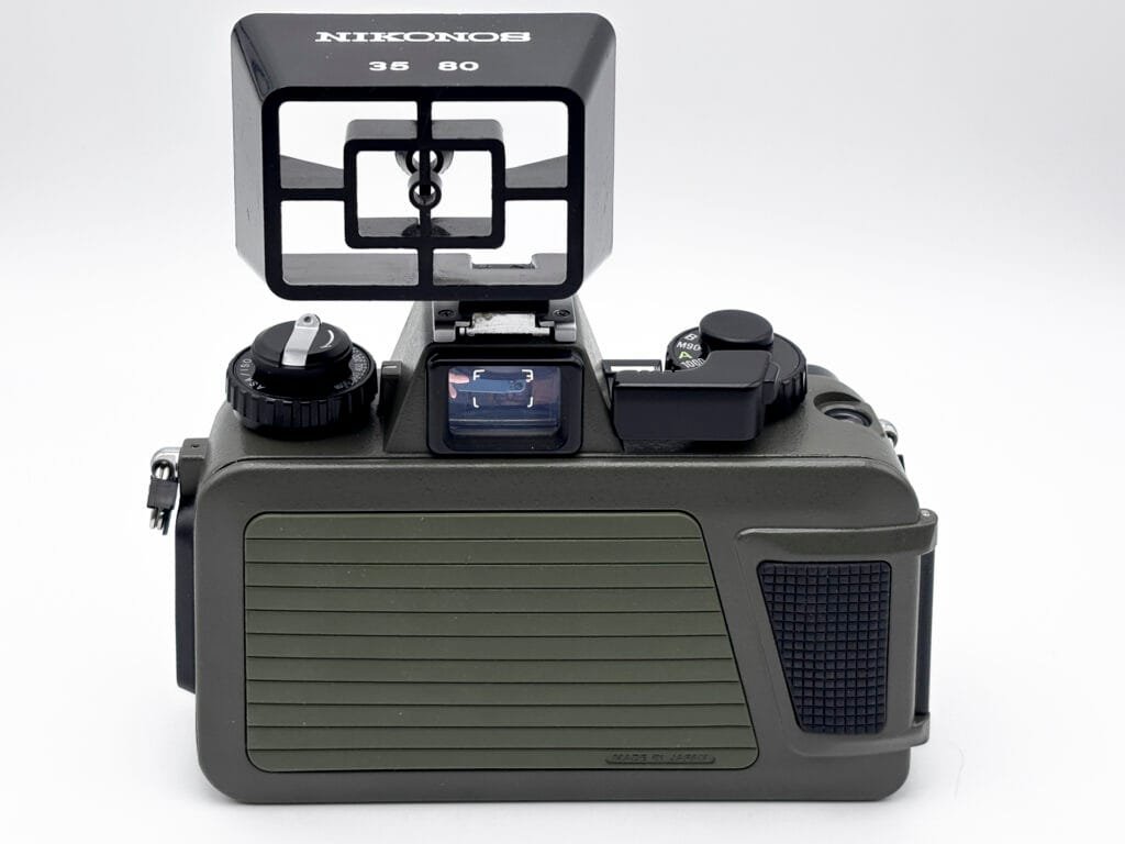 Vue arrière du Nikonos V vert olive avec viseur externe 35-80mm monté sur la griffe