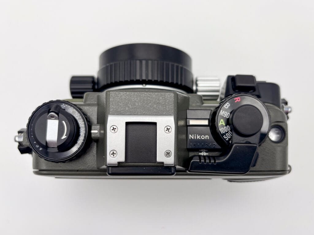 Vue du dessus du Nikonos V montrant les molettes de réglage et la griffe flash.