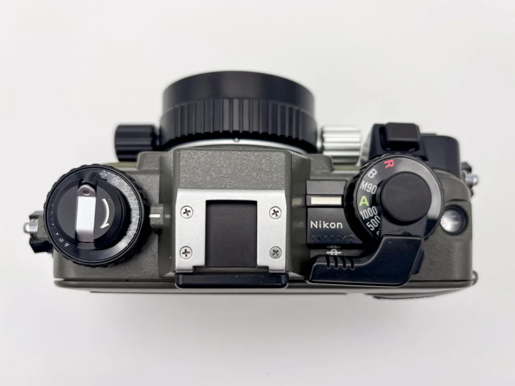 Vue du dessus du Nikonos V montrant les molettes de réglage et la griffe flash.