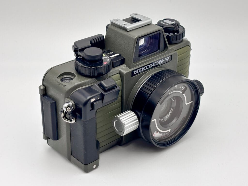 Nikonos V équipé du W-Nikkor 35mm f/2.5, vu en trois-quarts avant gauche.