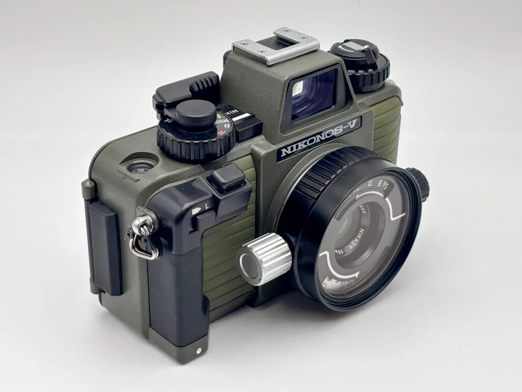 Nikonos V équipé du W-Nikkor 35mm f/2.5, vu en trois-quarts avant gauche.