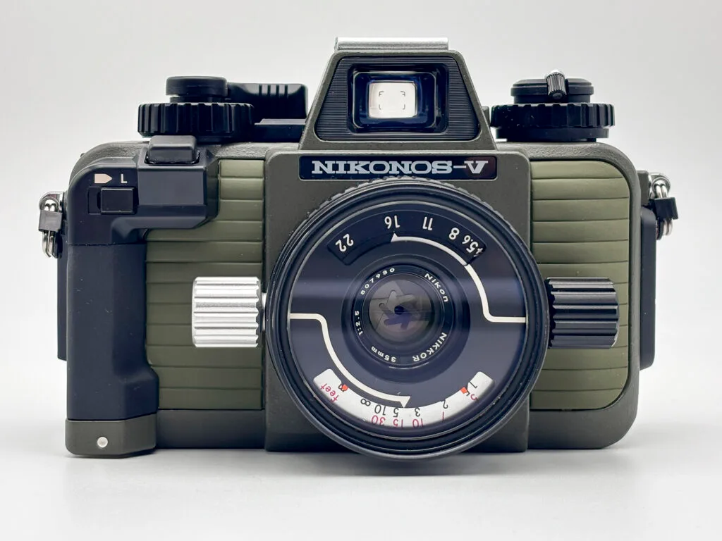 Vue de face du Nikonos V équipé de l’objectif W-Nikkor 35mm f/2.5.