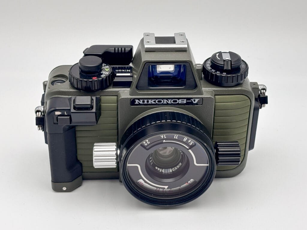 Nikonos V équipé du W-Nikkor 35mm f/2.5, vu de face avec un léger angle plongeant.