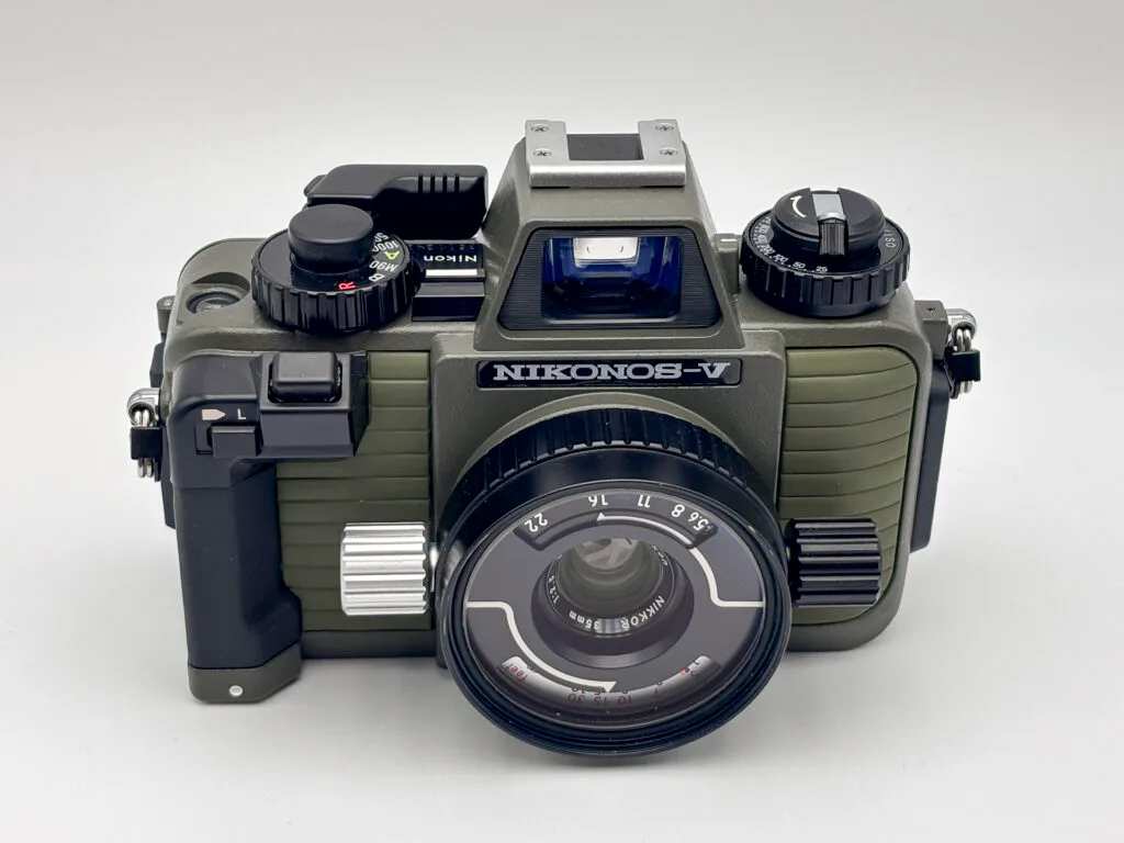 Nikonos V équipé du W-Nikkor 35mm f/2.5, vu de face avec un léger angle plongeant.