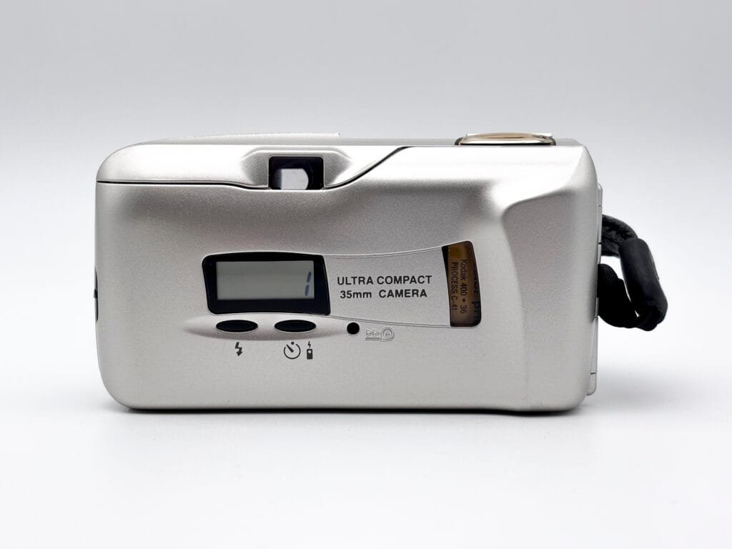 Vue arrière d’un Olympus Mju II avec pellicule 35mm chargée et compteur LCD affichant la première vue.