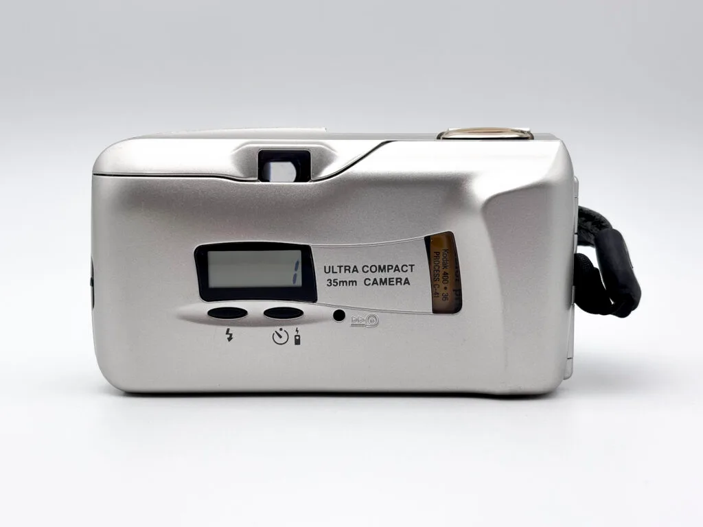 Vue arrière d’un Olympus Mju II avec pellicule 35mm chargée et compteur LCD affichant la première vue.