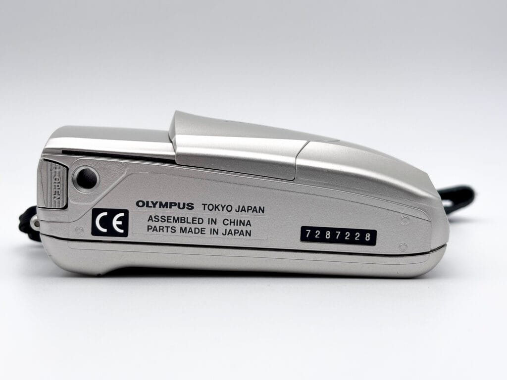 Vue de dessous d’un Olympus Mju II montrant le numéro de série et les inscriptions de fabrication.