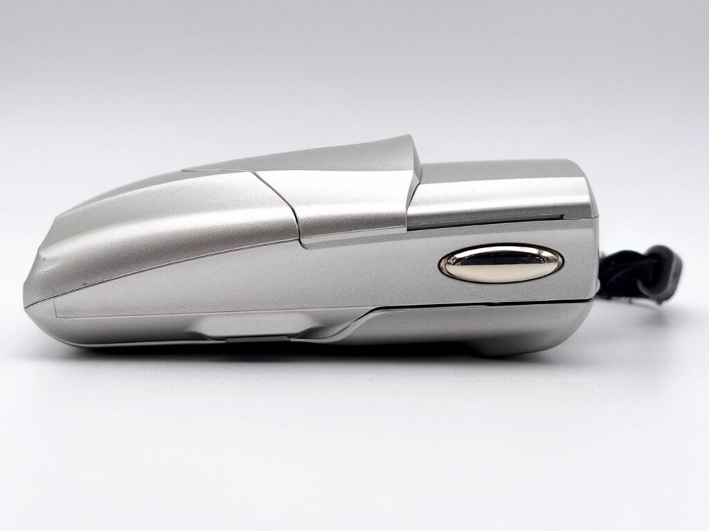 Vue de dessus d’un Olympus Mju II montrant le bouton déclencheur et la coque coulissante.