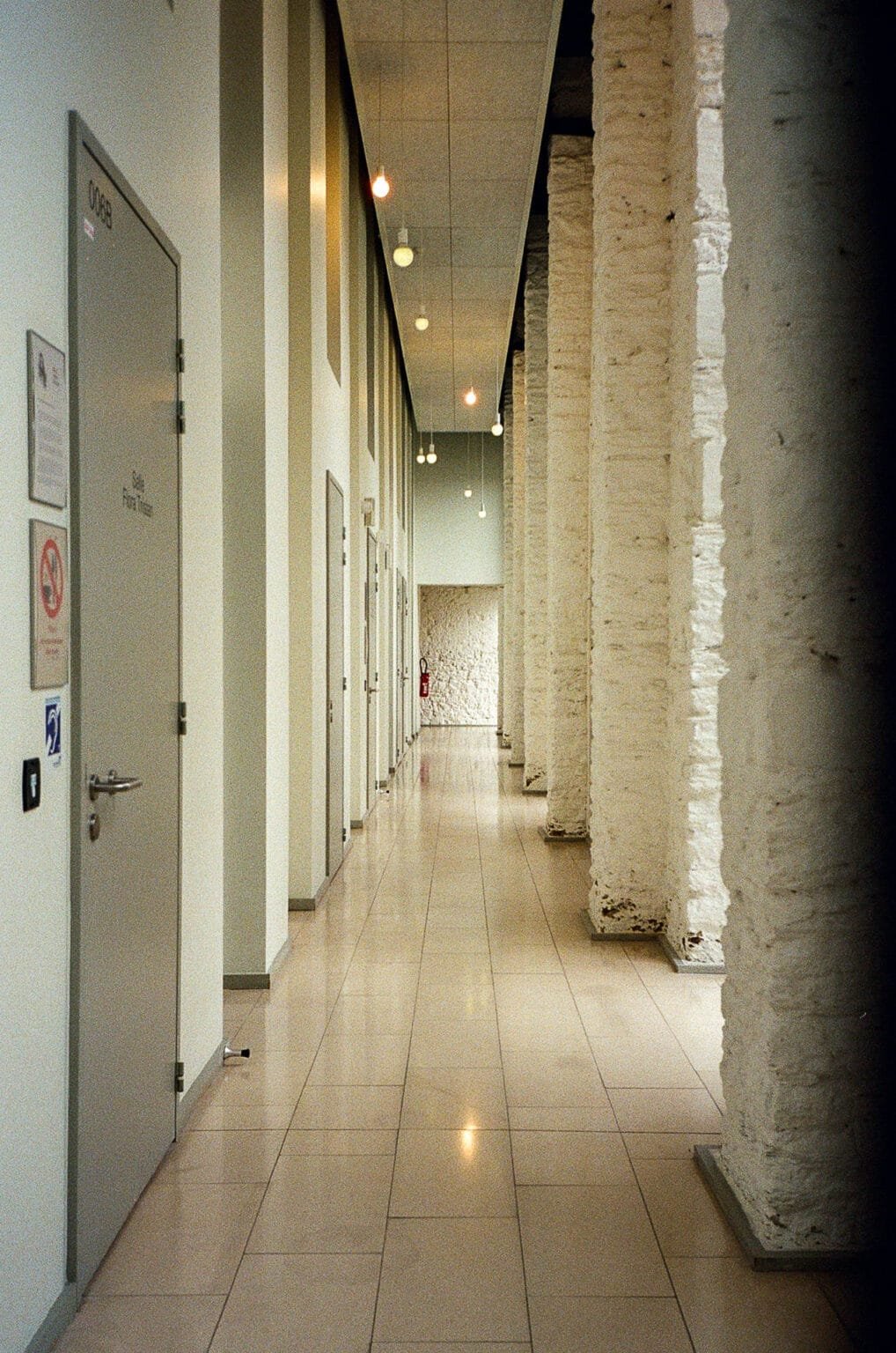 Couloirs du Pôle associatif Désiré Colombe à Nantes avec perspective marquée.