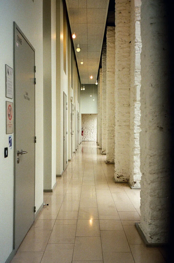 Couloirs du Pôle associatif Désiré Colombe à Nantes avec perspective marquée.