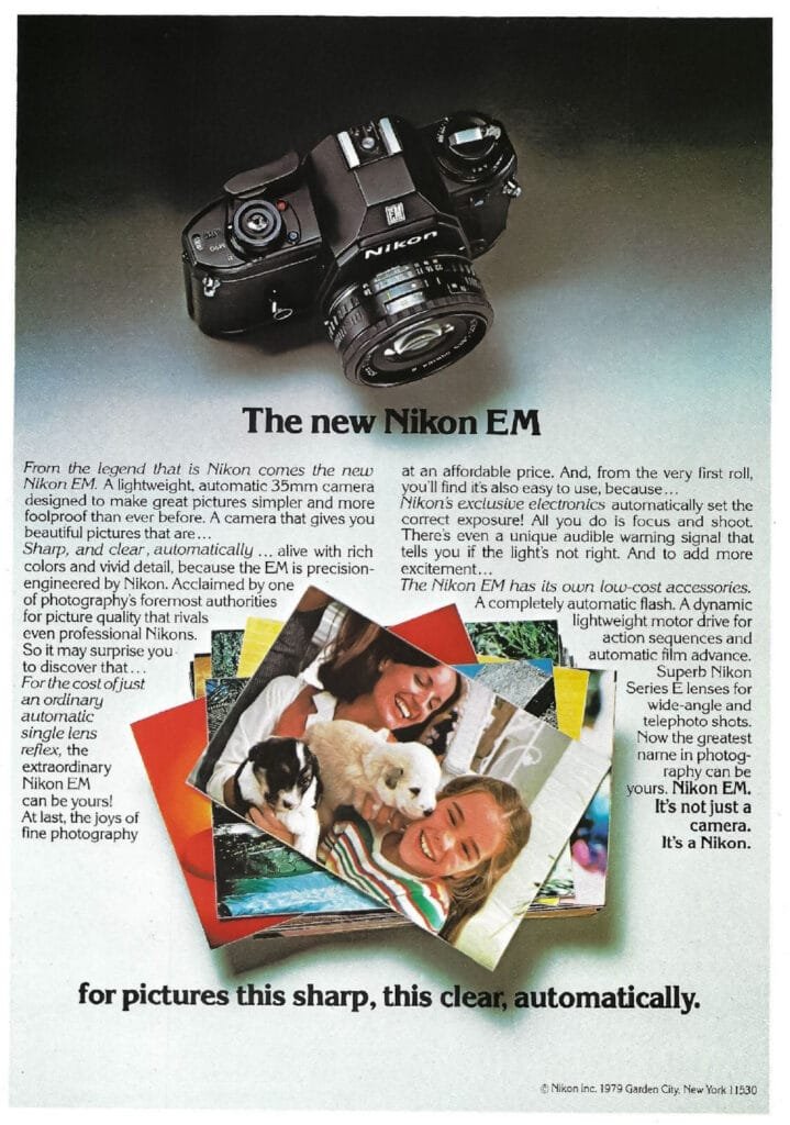 Publicité de lancement du Nikon EM en 1979 présentant le reflex automatique et les objectifs Series E.