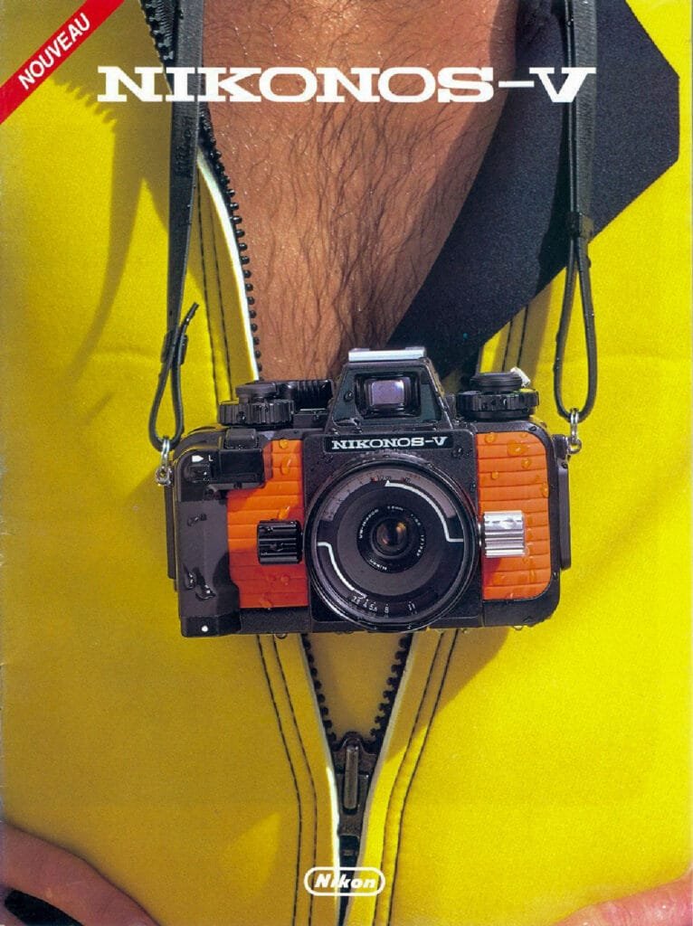 Publicité Nikon pour le Nikonos V, appareil photo argentique amphibie porté sur une combinaison de plongée jaune.