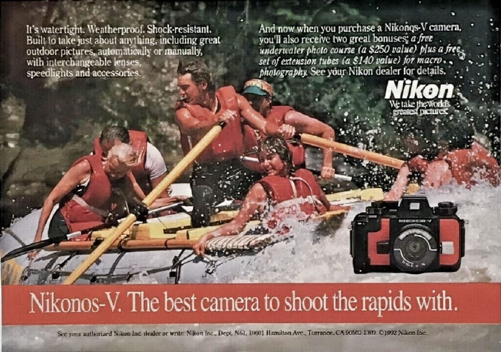 Publicité Nikon pour le Nikonos V montrant une scène de rafting en eaux vives avec l’appareil photo argentique étanche.