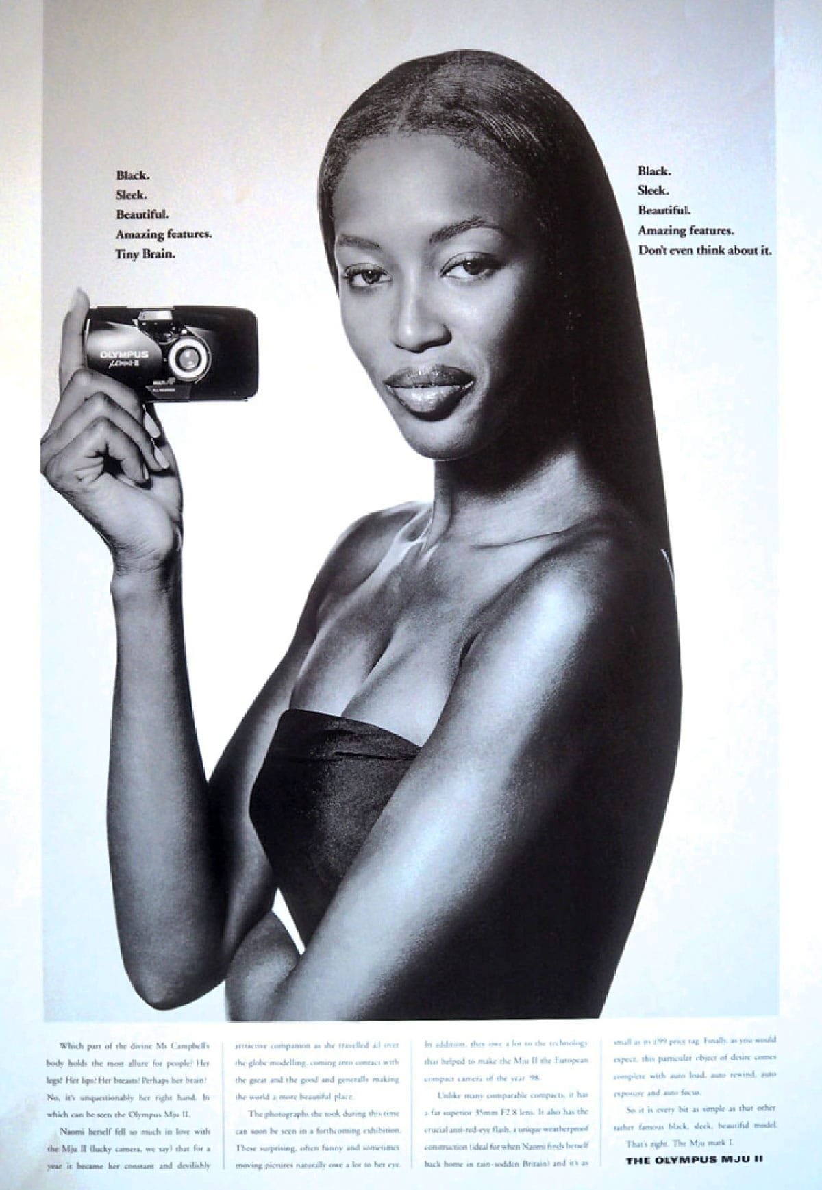 Publicité des années 90 pour le Olympus Mju II montrant Naomi Campbell tenant le compact argentique.