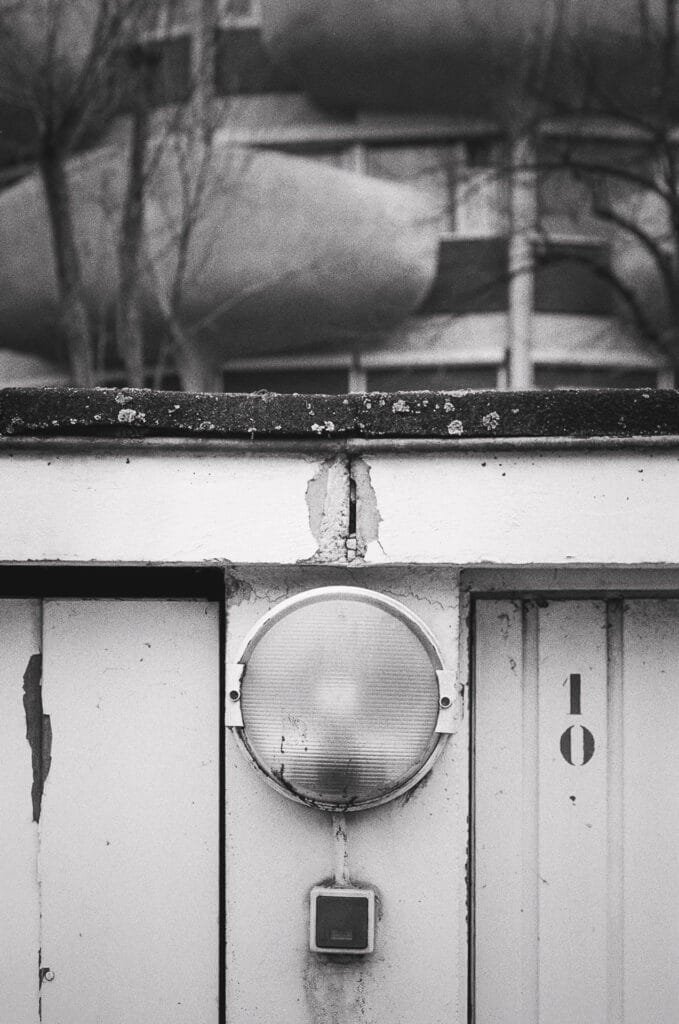 Détail d’un mur de parking avec lampe et numéro aux Choux de Créteil