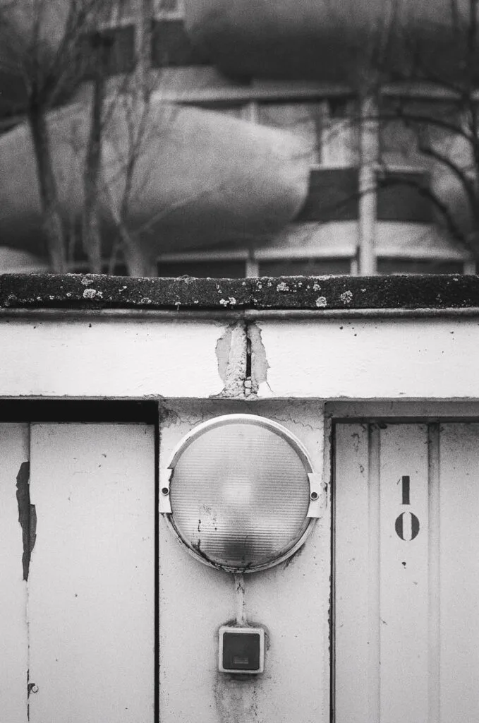 Détail d’un mur de parking avec lampe et numéro aux Choux de Créteil