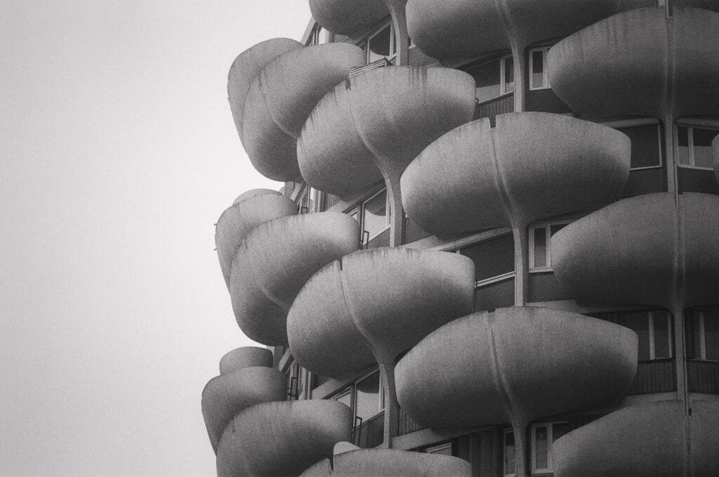 Façade d’un immeuble des Choux de Créteil avec une succession de balcons arrondis