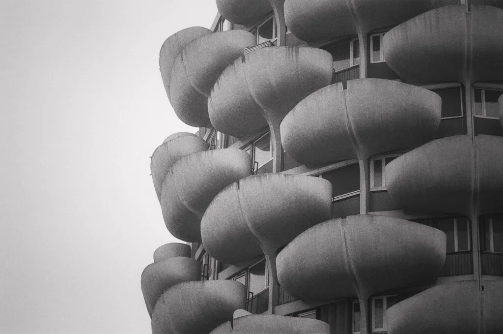 Façade d’un immeuble des Choux de Créteil avec une succession de balcons arrondis