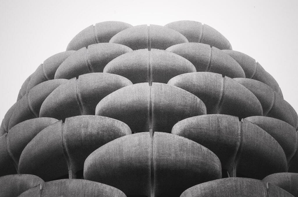 Motif répétitif des balcons arrondis des Choux de Créteil photographiés en contre-plongée