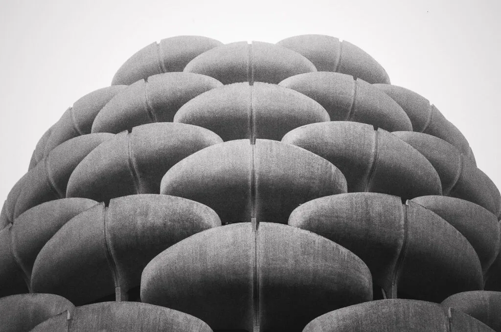 Motif répétitif des balcons arrondis des Choux de Créteil photographiés en contre-plongée